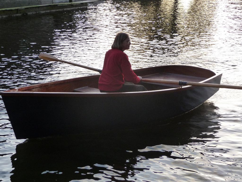 20553 Proefvaart.JPG - Het is nu eind oktober. Het wordt zo koud dat we de epoxy niet meer goed kunnen verwerken. Nog één keer varen voor de winter.